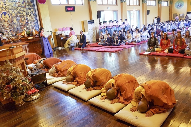 Partake in the Vesak Ceremony at Yonggungsa Cham Joeun Uri Temples